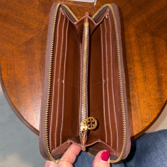 Tory Burch   Long wallet  zippy wallet leather  brown / gold tone good condition - Picture 14 of 16